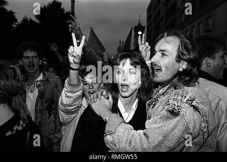 Zum 40. Jahrestag der Gründung der DDR, erfolgt eine spontane Demonstration der Opposition und der Bürgerrechtsbewegungen in Ost-Berlin. Menschen für die Pressefreiheit und freie Wahlen zu demonstrieren. Die Öffnung der Grenzen zum ersten Mal gefordert. Unter den Teilnehmer, es gibt auch zahlreiche Menschen, die bereit sind, das Land zu verlassen. Hier, Demonstranten am Palast der Republik, wo sich die Partei- und Staatsführung der DDR feiern. Stockfoto