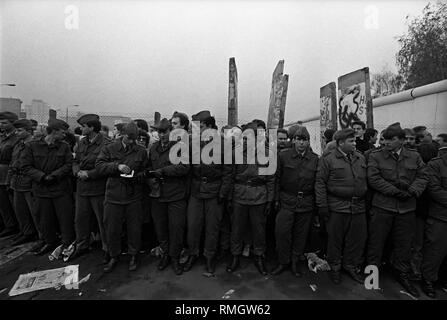 Ddr-Grenztruppen vorbereiten, bis ein Grenzübergang am Potsdamer Platz zu setzen. Die ersten Segmente der Berliner Mauer sind durch die DDR-Grenztruppen in den Morgenstunden entfernt. Zehntausende Ostberliner in West Berlin. Stockfoto