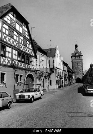 Blick auf die luitpoldstrasse in Prichsenstadt. Im Hintergrund ist der City Tower. Stockfoto