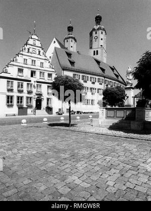 Der Marktplatz in Wemding mit dem Marienbrunnen und Türme der Pfarrkirche St. Emmeram. Stockfoto