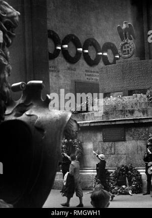 Die Feldherrnhalle am Odeonsplatz in München. Auf der rechten Seite der Abbildung der Gedenkstein für die Putschisten (Beer Hall Putsch). Menschen vorbei, wie im Bild gezeigt, waren erforderlich, um den Hitlergruss zu geben. Stockfoto