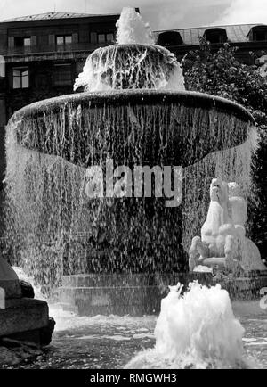 Die Wittelsbacher Brunnen (Brunnen) am Lenbachplatz in München. Auf der rechten Seite ein Mann auf einem Pferd (Undatiertes Foto). Stockfoto