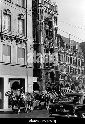 Die Neue Rathaus (Neues Rathaus) in München. Vor einem Pferdewagen mit kegs (Undatiertes Foto). Stockfoto