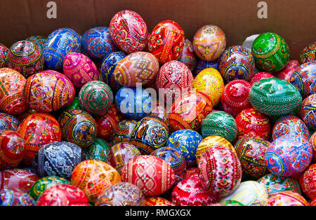 Bunte eier, die auf einem Markt im Freien gemalt, Ostern. Stockfoto