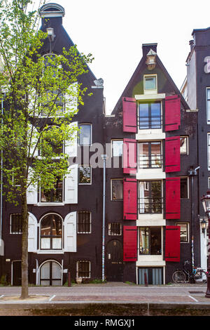 Blick auf typisch niederländische Architektur aus Amsterdam unter dramatischen Himmel Stockfoto