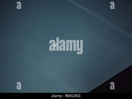 Half Moon in der nacht himmel, Landschaft und Natur Stockfoto