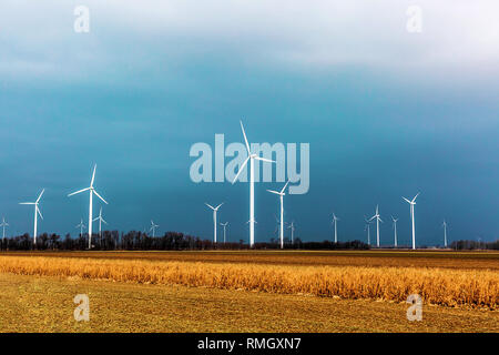 Windmühlen für Stromerzeugung auf dem Hintergrund einer stürmischen Himmel. Mühle generator Turbinen. Stockfoto