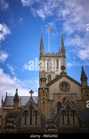 London, UK - Juni, 2018. Blick auf die äußere Fassade der Southwark Cathedral oder die Stiftskirche St. Retter und St Mary Overie. Stockfoto