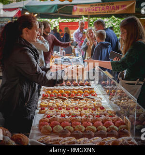 London, UK - Juni, 2018. Kuchen und Gebäck in einer Bäckerei in Borough Markt, eine der größten und ältesten Lebensmittelmarkt in London ausgeht. Stockfoto