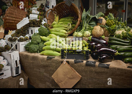 Grüne Lebensmittel einschließlich Zucchini, Auberginen, Spargel, Paprika und Brokkoli auf Verkauf zu einem Gemüse in einem lokalen Landwirt Marktstand. Stockfoto