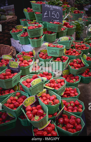 London, UK - Juni, 2018. Körbchen von Kentish Erdbeeren auf Verkauf zu einem Gemüse und Früchte im Borough Market Stall. Stockfoto