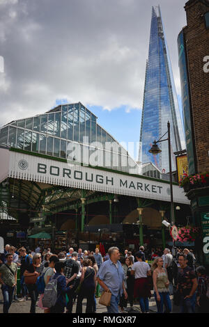 London, UK - Juni, 2018. Touristen und Einheimische Essen und Shopping in Borough Markt, eine der ältesten und größten Food Market in London. Stockfoto