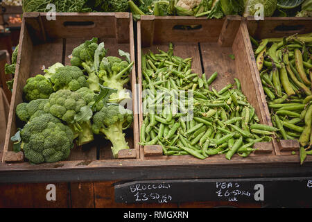 London, UK - Juni, 2018. Grüne Lebensmittel einschließlich Zucchini, Auberginen, Spargel, Paprika und Brokkoli auf Verkauf zu einem Gemüse in einem Marktstand. Stockfoto