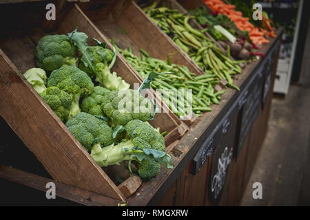 London, UK - Juni, 2018. Grüne Lebensmittel einschließlich Zucchini, Auberginen, Spargel, Paprika und Brokkoli auf Verkauf zu einem Gemüse in einem Marktstand. Stockfoto