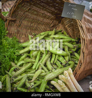 Grün breite Balken aus Holz Warenkorb auf Verkauf mit weißen Spargel zu einem Gemüse in einem lokalen Landwirt Marktstand. Quadratischen Format. Stockfoto