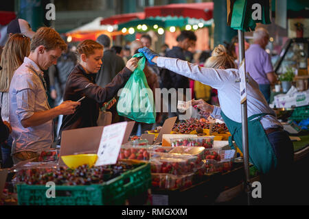 London, UK - Juni, 2018. Obst und Gemüse auf Verkauf zu einem im Borough Markt, eine der ältesten und größten Food Market in London. Stockfoto