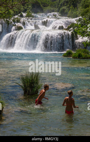 Schwimmen am Skradinski Buk: der letzte Wasserfall am Fluss Krka, Nationalpark Krka, Kroatien Stockfoto