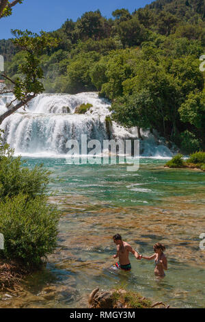 Schwimmen am Skradinski Buk: der letzte Wasserfall am Fluss Krka, Nationalpark Krka, Kroatien Stockfoto