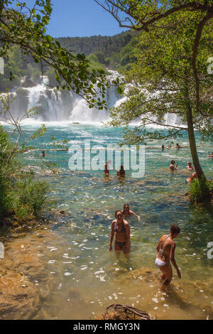 Schwimmen am Skradinski Buk: der letzte Wasserfall am Fluss Krka, Nationalpark Krka, Kroatien Stockfoto