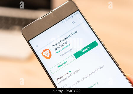 Brave Browser App bei Google Website spielen Store angezeigt auf dem Smartphone und dem Computer Laptop im Hintergrund. Slowenien 13.02.2019 Stockfoto