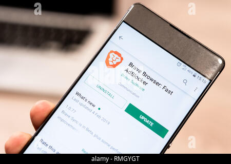 Brave Browser App bei Google Website spielen Store angezeigt auf dem Smartphone und dem Computer Laptop im Hintergrund. Slowenien 13.02.2019 Stockfoto