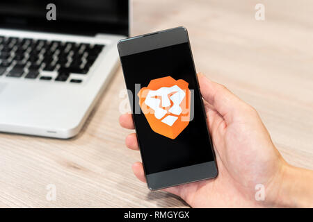 Brave Browser Logo auf dem Smartphone und dem Computer Laptop im Hintergrund. Slowenien 13.02.2019 Stockfoto