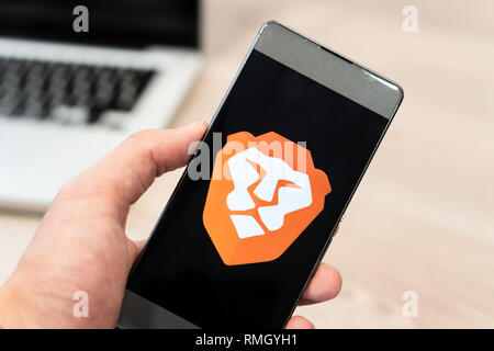 Brave Browser Logo auf dem Smartphone und dem Computer Laptop im Hintergrund. Slowenien 13.02.2019 Stockfoto