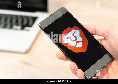 Brave Browser Logo auf dem Smartphone und dem Computer Laptop im Hintergrund. Slowenien 13.02.2019 Stockfoto