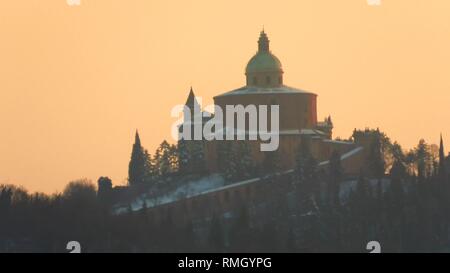 San Luca Basilika Kirche bei Sonnenuntergang mit Schnee im Winter auf Bologna Hill in Italien Stockfoto