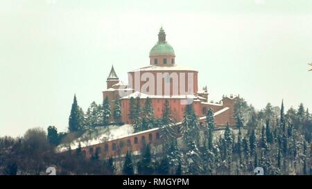 Ferne Nähe der schneebedeckten San Luca Basilika in einem Winter morgen auf die Hügel von Bologna in Italien. Stockfoto