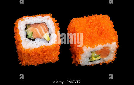 Philadelphia Rolle mit orange Kaviar tobiko masago auf schwarzem Hintergrund Makroaufnahme Stockfoto