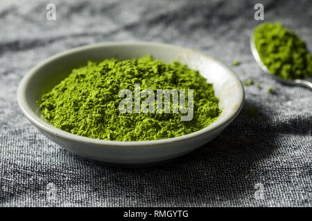 Organic Green Tea Matcha Pulver in eine Schüssel geben. Stockfoto