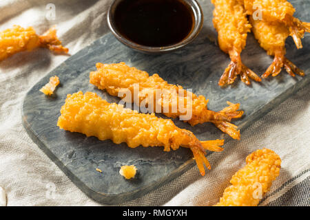 Hausgemachte Fritierte Shrimp Tempura mit Sojasoße Stockfoto