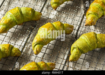 Hausgemachte Grüner Tee Matcha Croissants bereit zu Essen Stockfoto