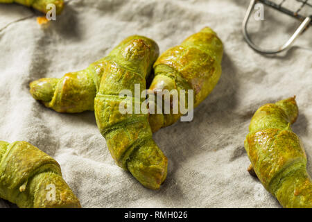 Hausgemachte Grüner Tee Matcha Croissants bereit zu Essen Stockfoto