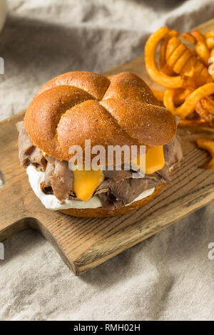 Hausgemachte Roastbeef und Cheddar Sandwich mit Curly Fries Stockfoto