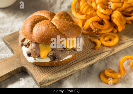Hausgemachte Roastbeef und Cheddar Sandwich mit Curly Fries Stockfoto
