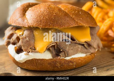 Hausgemachte Roastbeef und Cheddar Sandwich mit Curly Fries Stockfoto