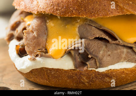 Hausgemachte Roastbeef und Cheddar Sandwich mit Curly Fries Stockfoto