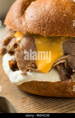 Hausgemachte Roastbeef und Cheddar Sandwich mit Curly Fries Stockfoto