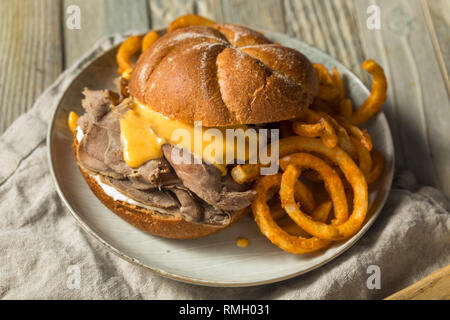 Hausgemachte Roastbeef und Cheddar Sandwich mit Curly Fries Stockfoto