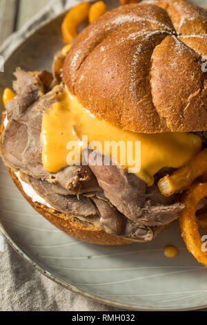 Hausgemachte Roastbeef und Cheddar Sandwich mit Curly Fries Stockfoto