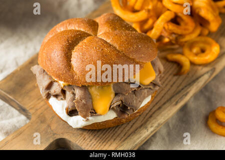 Hausgemachte Roastbeef und Cheddar Sandwich mit Curly Fries Stockfoto