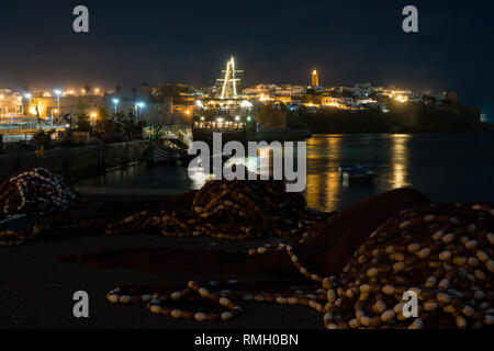 Nacht Blick von einem Fischer Hafen auf Kasbah des udayas in Rabat, der Hauptstadt von Marokko Stockfoto