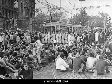 Studenten demonstrieren auf dem Stachus gegen die Not Act 1968. Stockfoto