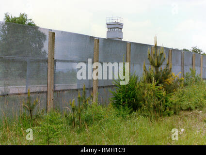 Blick auf die äußere Grenze Einrichtungen an die innerdeutsche Grenze, die nach der Verteidigungsminister der DDR, Rainer Eppelmann, sollte bis zum 31. Dezember 1991 abgerissen werden. Im Hintergrund, ein Wachturm. Stockfoto