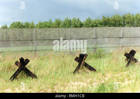 Anzeigen von Tank Barrieren (Tschechische Igel), Brachflächen und ein Metall Zaun an der Innerdeutschen Grenze im Juni 1990 vor der Demontage. Stockfoto