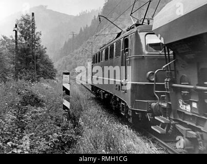 Undatiertes Bild eines interzone Zug mit der Grenze Stein der DDR in der Nähe von Falkenstein, heute ein Teil von Ludwigsstadt, Landkreis Kronach, Bayern. Stockfoto