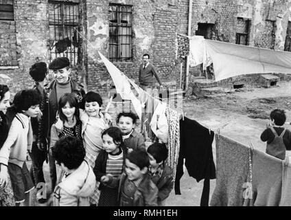 Eine Gruppe von ausländischen Kinder spielen in einem Hinterhof im Berliner Stadtteil Moabit. Stockfoto