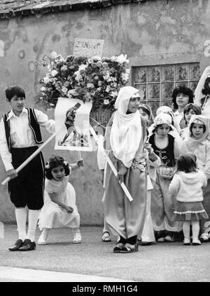 Die türkische "Nationale Souveränität und Children's Day' ('Ulusal Egemenlik ve Cocuk Bayrami') ist mit traditionellen Verschleiß und eine Blume Kranz in Regensburg gefeiert. Undatiertes Foto, Anfang der 80er Jahre. Stockfoto